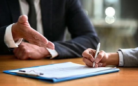 自己交养老保险退休能领多少钱，怎么交养老保险退休领得多