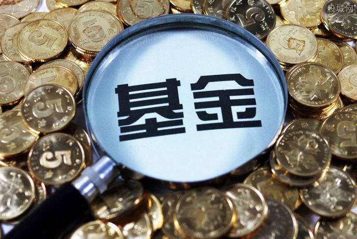 银行人员叫你买基金可信吗，被银行忽悠买了基金可以退吗