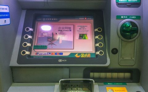 银行存一万送电动车是真的吗，银行为什么那么大方